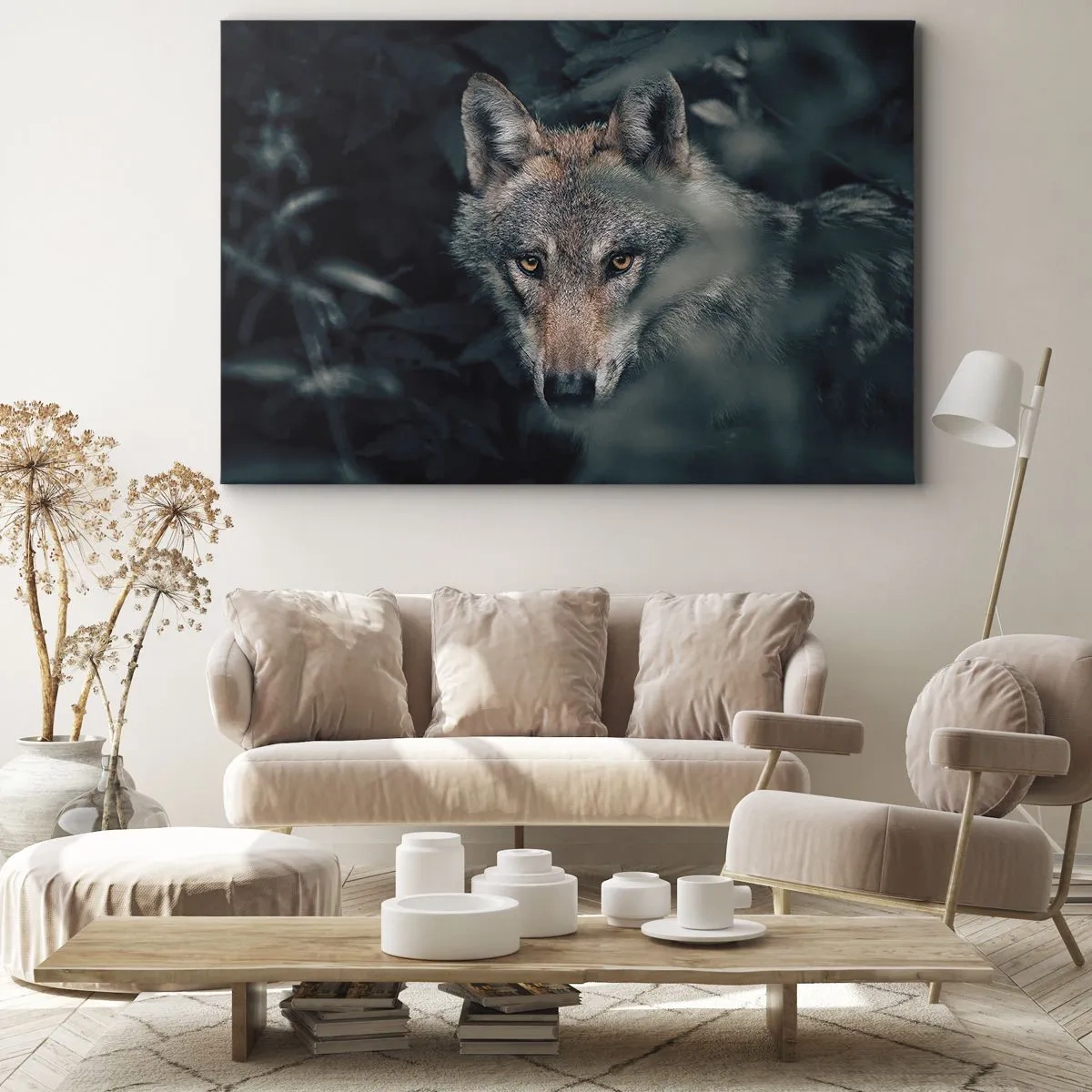 Cuadro sobre lienzo - Impresión de Imagen - Un lobo en su entorno natural, mirando desde las profundidades del bosque. - 70x50cm - Cazador - Decoración de pared moderna para salón y dormitorio ARTTOR