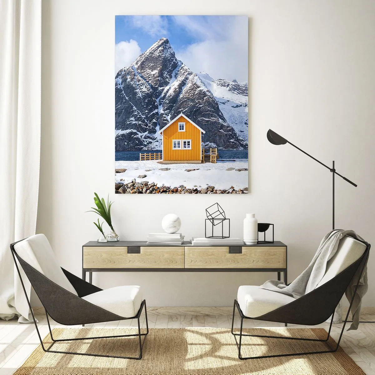 Cuadro sobre vidrio - Impresiones sobre Vidrio - Una casa amarilla con el telón de fondo de montañas cubiertas de nieve y el mar. - 70x100cm - Vacaciones escandinavas - Decoración de pared moderna para salón y dormitorio ARTTOR