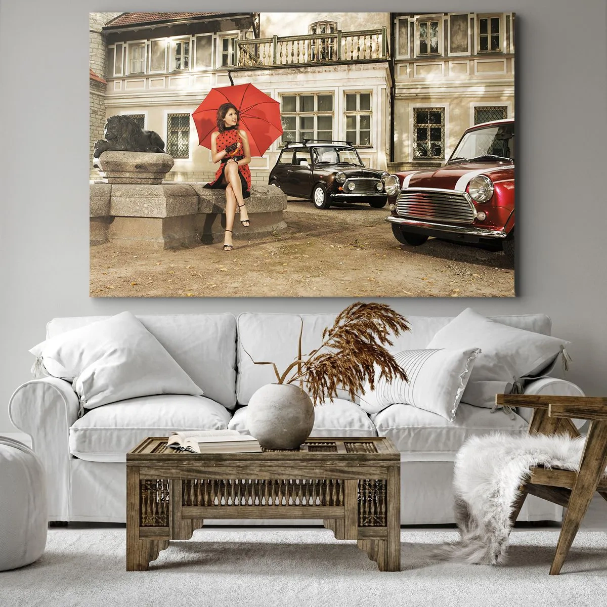 Cuadro sobre lienzo - Impresión de Imagen - Mujer con un paraguas rojo junto a coches clásicos - 70x50cm - Un mini viaje sentimental - Decoración de pared moderna para salón y dormitorio ARTTOR