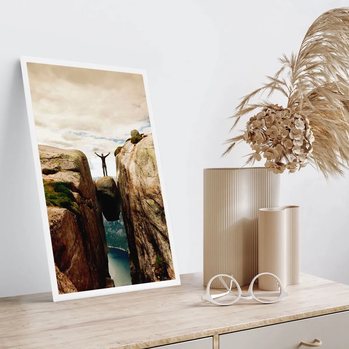 Póster - Un hombre de pie sobre una roca suspendida entre acantilados. - 50x70cm - ¿Cómo estoy? - Decoración de pared moderna para salón y dormitorio ARTTOR