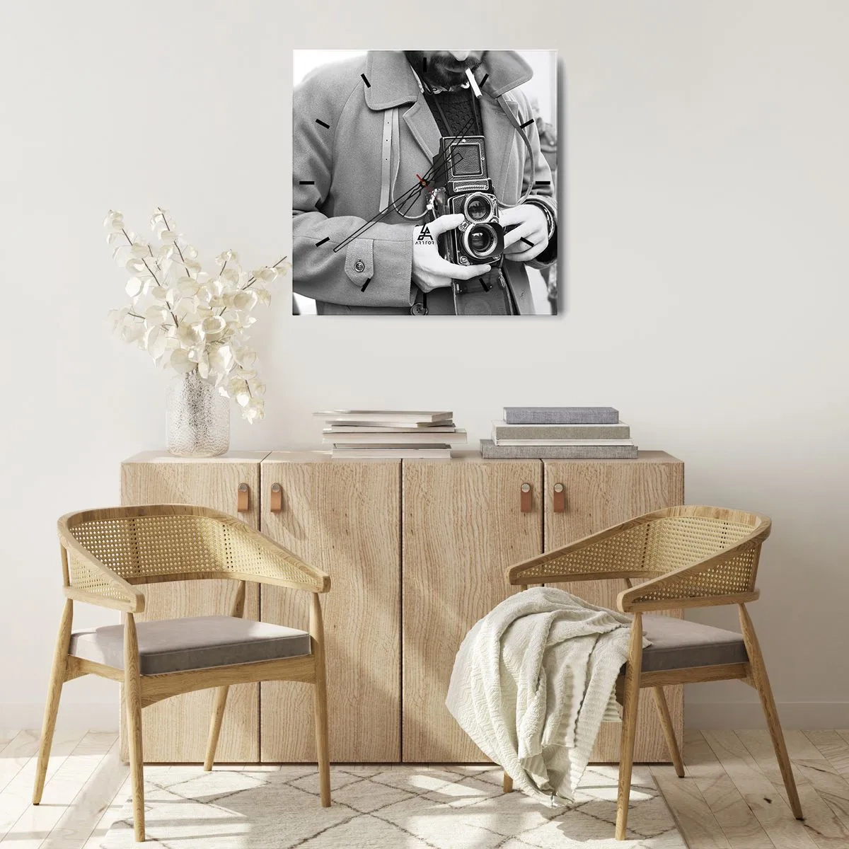 Reloj de pared - Reloj de vidrio - Fotografía en blanco y negro de un hombre con una cámara retro. - 30x30cm - En estilo retro - Decoración de pared moderna para salón y dormitorio ARTTOR