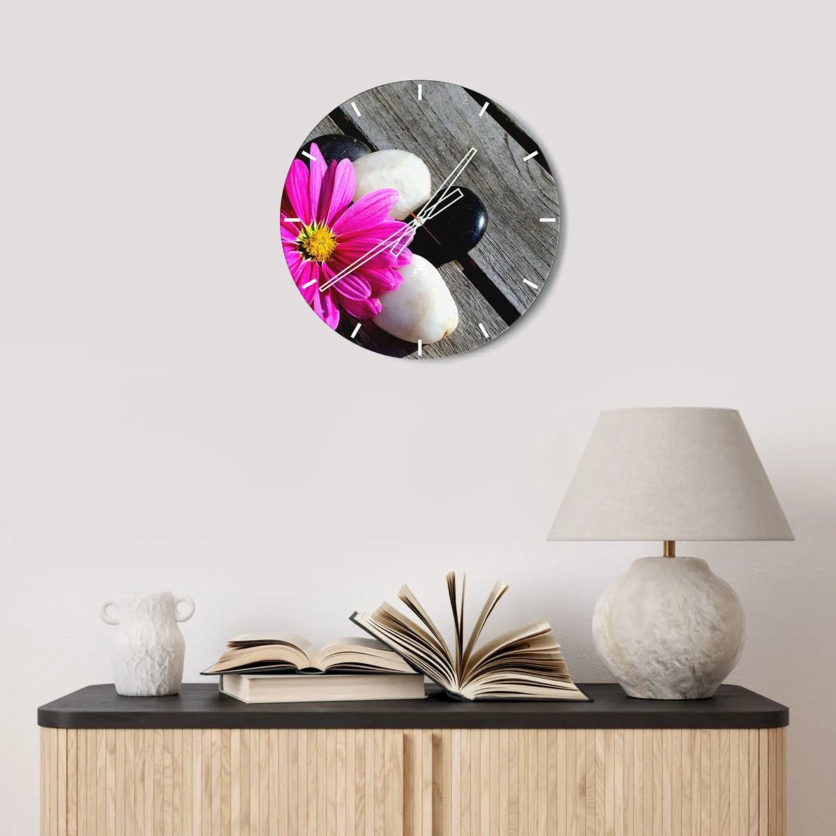 Reloj de pared - Reloj de vidrio - Una flor rosa sobre un fondo de piedras y una base de madera. - 30x30cm - Descansando en el muelle - Decoración de pared moderna para salón, cocina y dormitorio ARTTOR