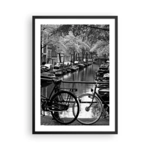 Póster en marco negro - Vista en blanco y negro de un canal con bicicletas en Ámsterdam - 50x70cm - Una visión muy holandesa - Decoración de pared moderna para salón y dormitorio ARTTOR