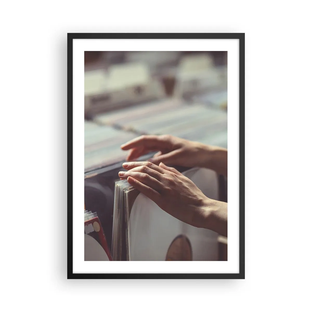 Póster en marco negro - Manos hojeando discos de vinilo en una tienda de música - 50x70cm - En busca de emociones - Decoración de pared moderna para salón y dormitorio ARTTOR
