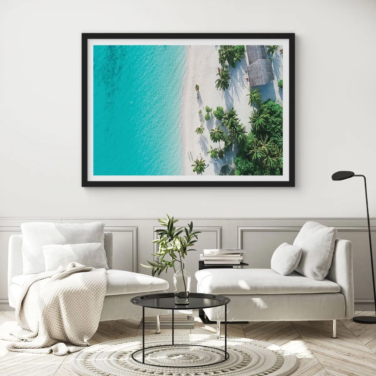 Póster en marco negro - Una vista de pájaro de una playa tropical con agua turquesa y palmeras. - 70x50cm - Vacaciones en el paraíso - Decoración de pared moderna para salón y dormitorio ARTTOR
