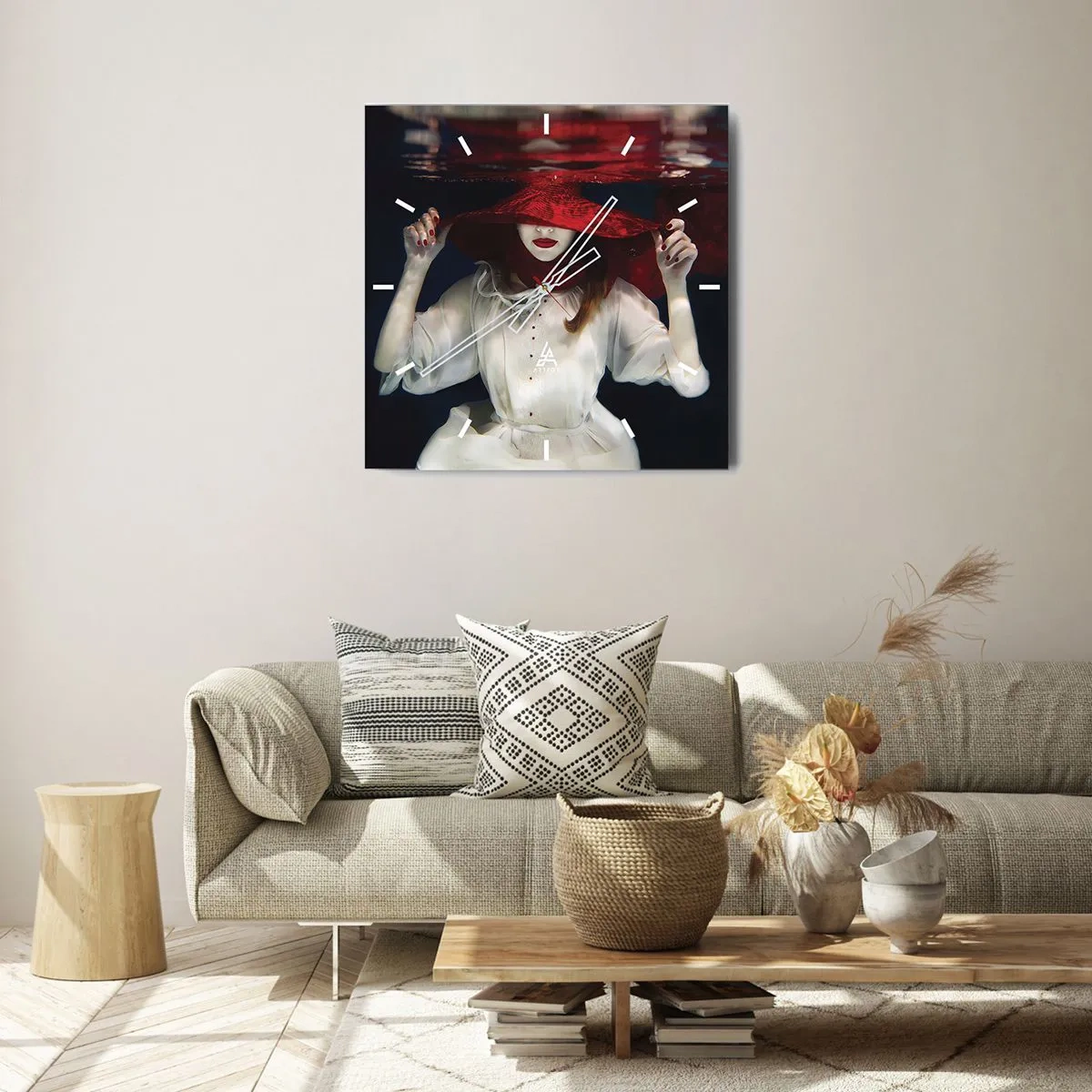 Reloj de pared - Reloj de vidrio - Una mujer con un sombrero rojo sumergida en el agua. - 30x30cm - Blanco y rojo - Decoración de pared moderna para salón y dormitorio ARTTOR