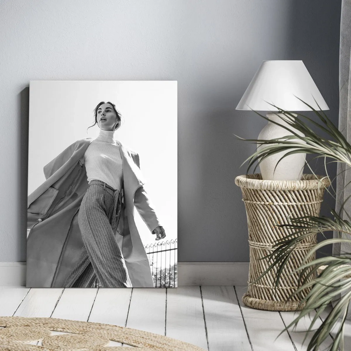 Cuadro sobre lienzo - Impresión de Imagen - Mujer elegante con abrigo frente a un fondo arquitectónico en blanco y negro - 50x70cm - ¿Vienes conmigo? - Decoración de pared moderna para salón y dormitorio ARTTOR