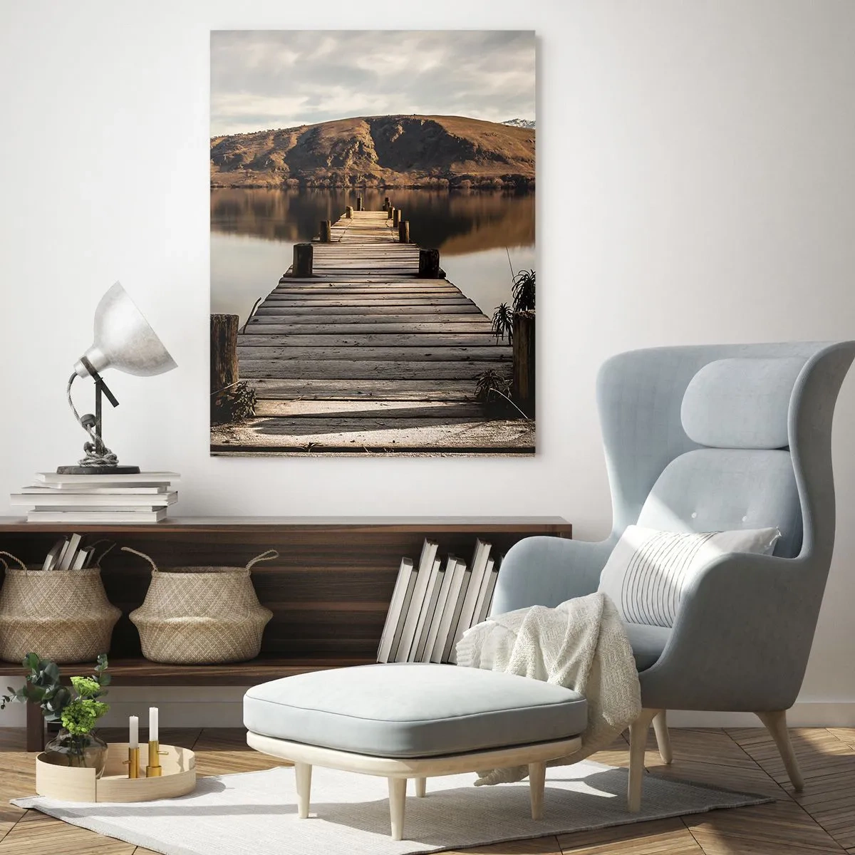 Cuadro sobre vidrio - Impresiones sobre Vidrio - Un muelle de madera sobre un lago rodeado de pintorescas colinas. - 70x100cm - Un paisaje en silencio - Decoración de pared moderna para salón y dormitorio ARTTOR