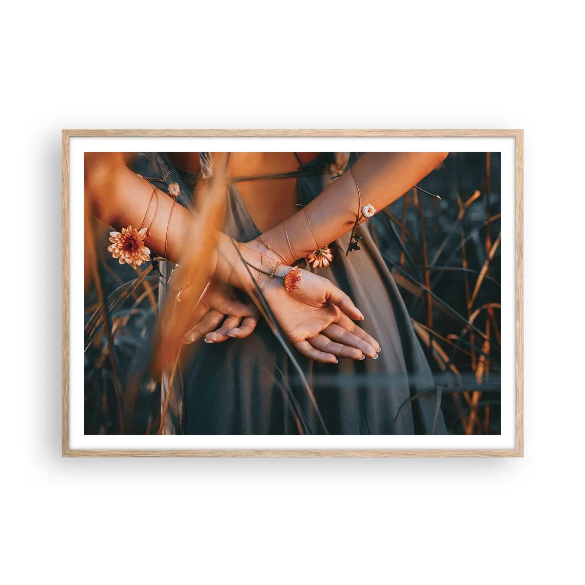 Póster en marco roble claro - Conectada con la naturaleza - 100x70 cm