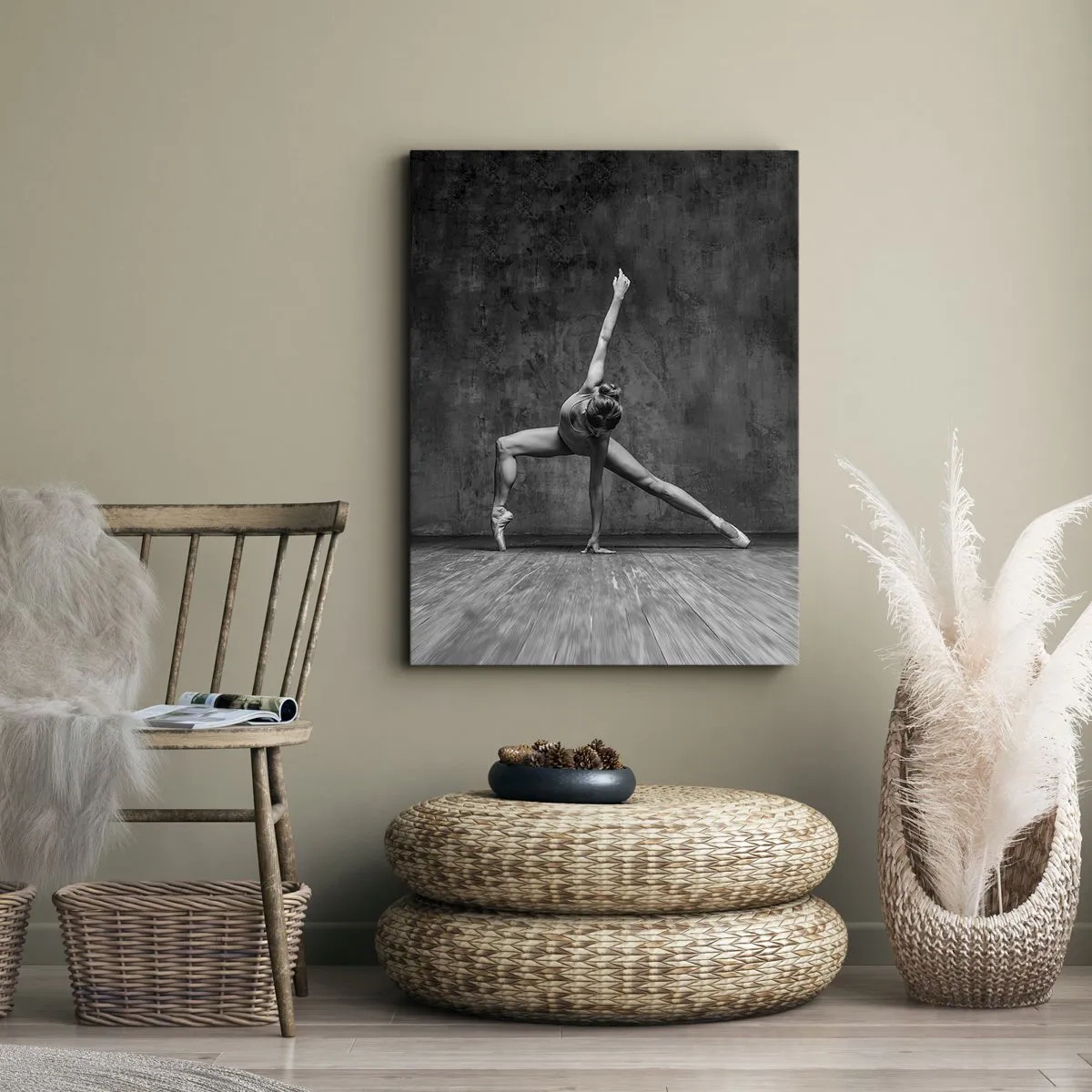 Cuadro sobre lienzo - Impresión de Imagen - Una bailarina en pose artística frente a una pared sin rematar - 50x70cm - Equilibrio perfecto - Decoración de pared moderna para salón y dormitorio ARTTOR