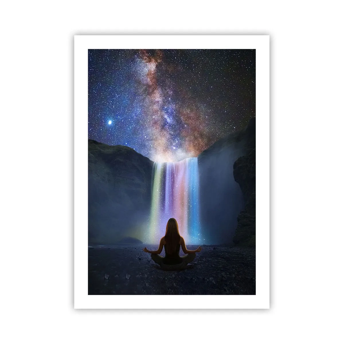 Póster - Una mujer medita junto a una cascada luminosa bajo un cielo estrellado. - 50x70cm - Armonía absoluta - Decoración de pared moderna para salón y dormitorio ARTTOR