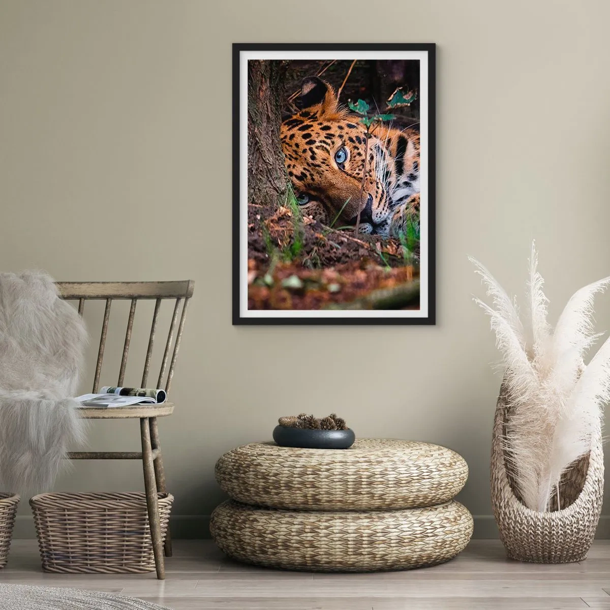 Póster en marco negro - Un leopardo reclinado con intensos ojos azules. - 50x70cm - Confía en mí - Decoración de pared moderna para salón y dormitorio ARTTOR
