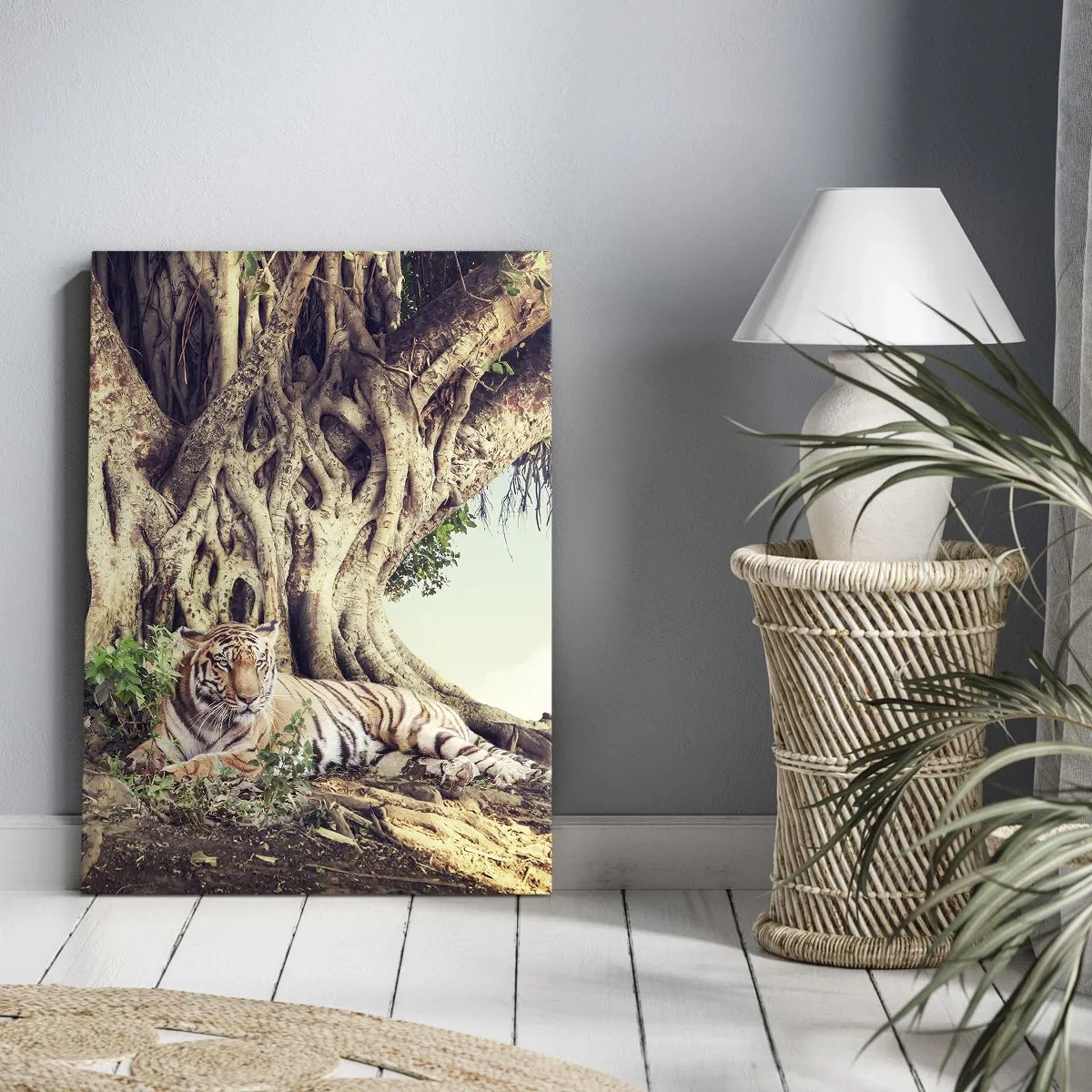 Cuadro sobre lienzo - Impresión de Imagen - Un tigre descansando bajo un árbol extendido - 50x70cm - Una visión desde el Génesis - Decoración de pared moderna para salón y dormitorio ARTTOR