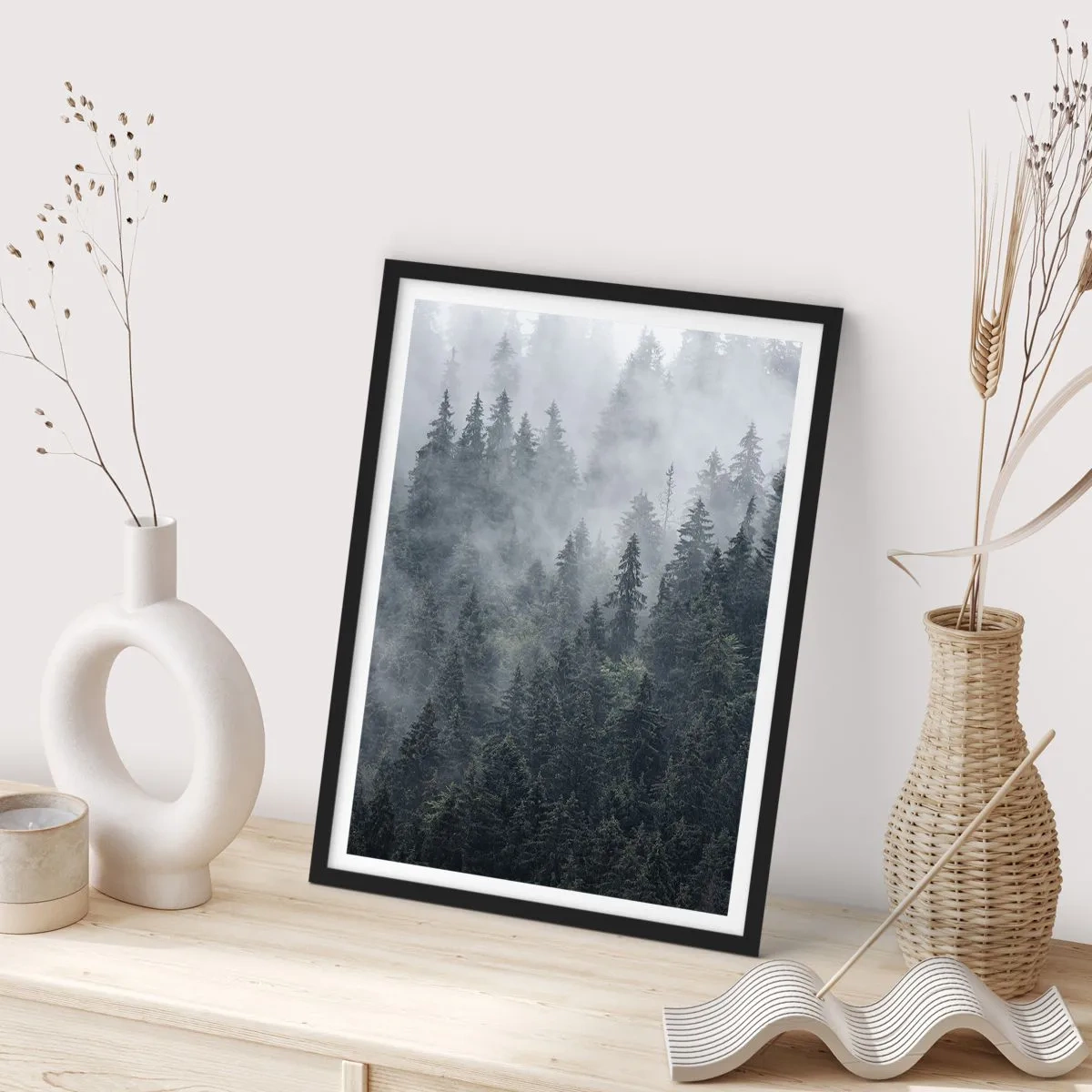 Póster en marco negro - Un bosque brumoso con altos árboles de coníferas. - 50x70cm - Amanecer en el bosque - Decoración de pared moderna para salón y dormitorio ARTTOR