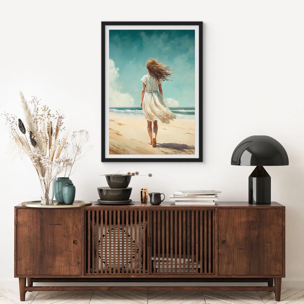 Póster en marco negro - Una mujer con un vestido blanco caminando por la playa junto al mar. - 50x70cm - Al encuentro del sol y del viento - Decoración de pared moderna para salón y dormitorio ARTTOR