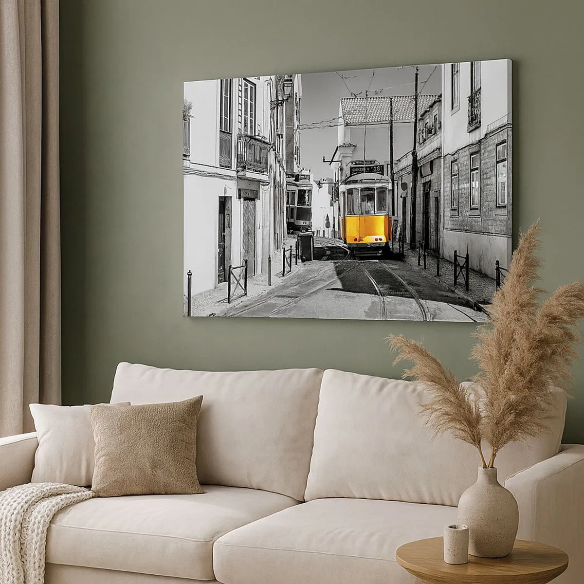 Cuadro sobre lienzo - Impresión de Imagen - Un tranvía amarillo en las calles de Lisboa en un entorno monocromático. - 70x50cm - Espíritu de Lisboa - Decoración de pared moderna para salón y dormitorio ARTTOR
