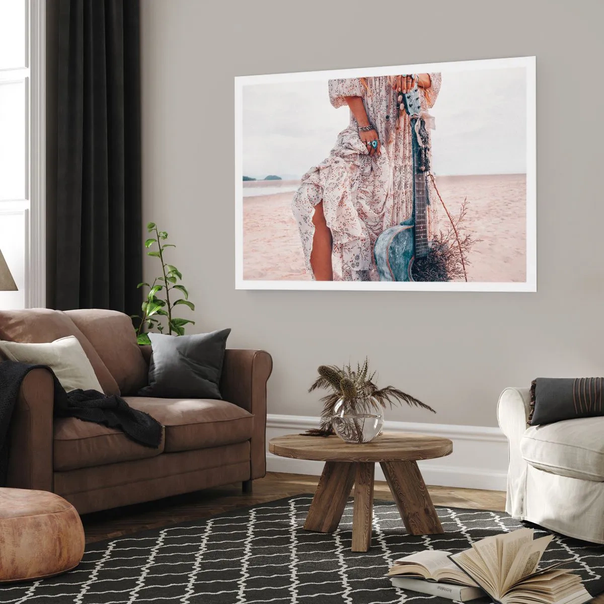 Póster - Mujer de estilo boho con guitarra en la playa - 100x70cm - Una flor en el camino - Decoración de pared moderna para salón y dormitorio ARTTOR