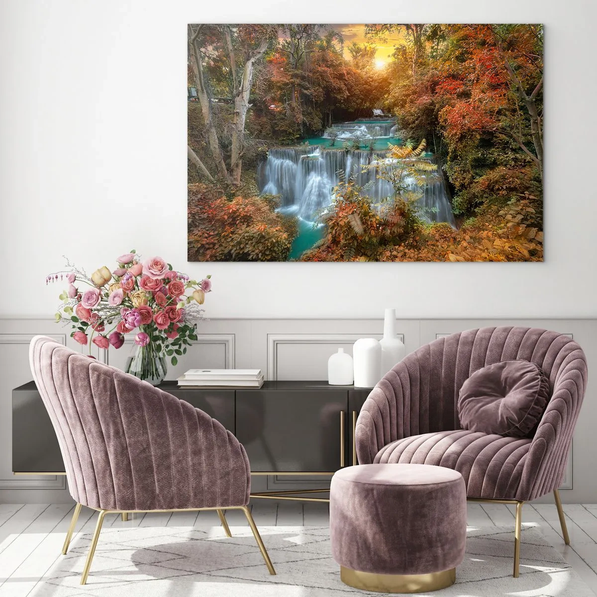 Cuadro sobre vidrio - Impresiones sobre Vidrio - Una pintoresca cascada rodeada de un bosque otoñal al atardecer. - 100x70cm - El tesoro escondido del bosque - Decoración de pared moderna para salón y dormitorio ARTTOR