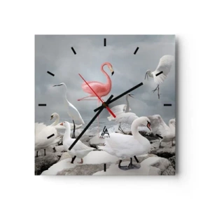 Reloj de pared - Reloj de vidrio - Un flamenco rosado entre cisnes blancos con el fondo de un lago. - 30x30cm - ¿De dónde vengo? - Decoración de pared moderna para salón y dormitorio ARTTOR