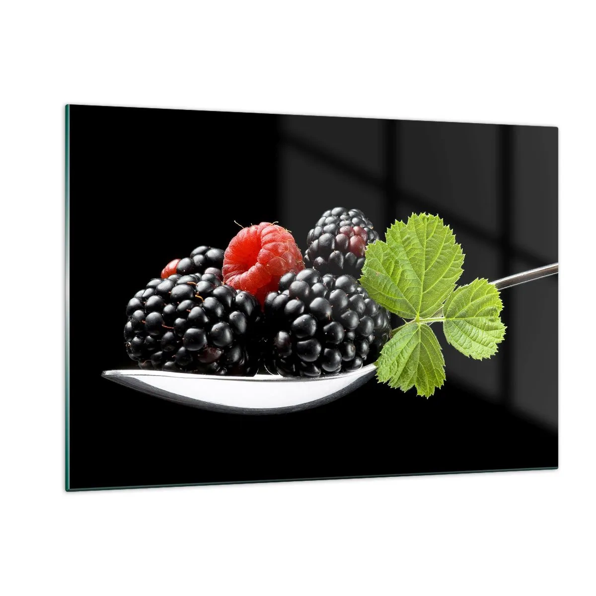 Cuadro sobre vidrio - Impresiones sobre Vidrio - Frambuesas y moras en una cuchara con una hoja verde sobre un fondo negro - 120x80cm - El sabor de la frescura - Decoración de pared moderna para salón y dormitorio ARTTOR