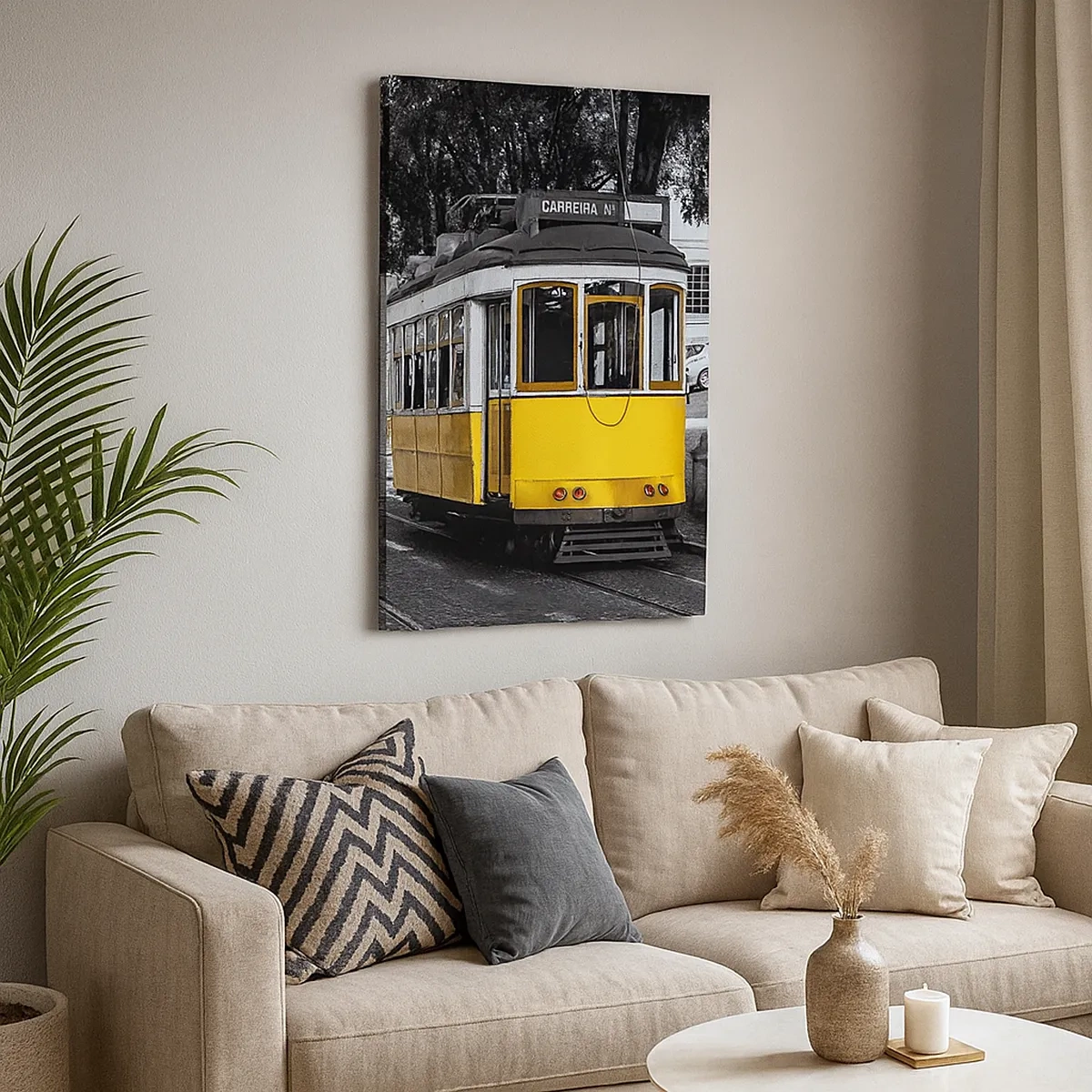 Cuadro sobre lienzo - Impresión de Imagen - Un tranvía amarillo con el telón de fondo de una calle en blanco y negro. - 50x70cm - Y un fado de fondo - Decoración de pared moderna para salón y dormitorio ARTTOR