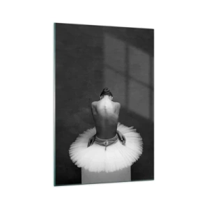 Cuadro sobre vidrio - Impresiones sobre Vidrio - Una bailarina de ballet en una pose clásica sobre un fondo oscuro. - 70x100cm - Rodeada de pétalos - Decoración de pared moderna para salón y dormitorio ARTTOR