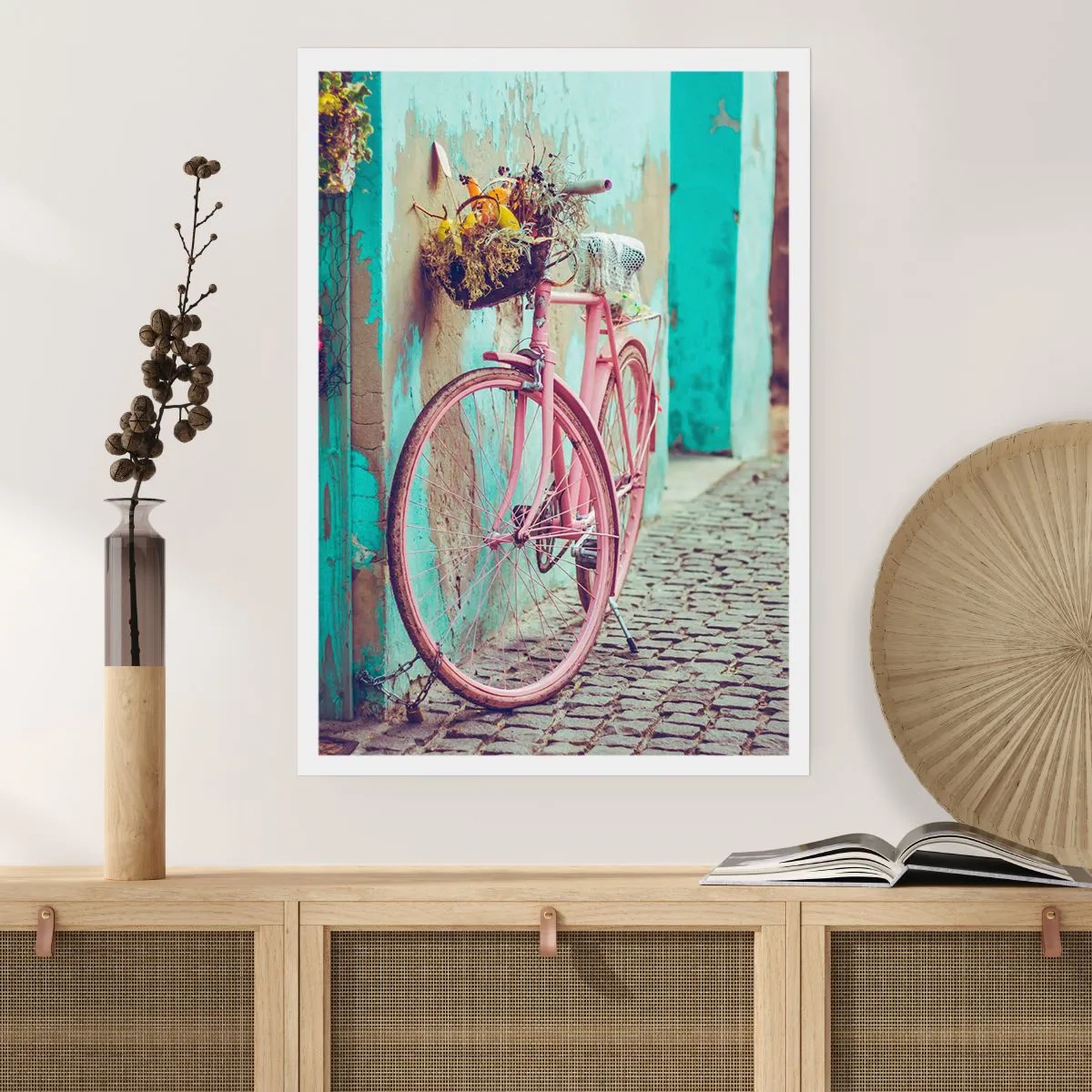 Póster - Una bicicleta rosa con una cesta en una calle rústica. - 50x70cm - Ahora mismo vuelvo - Decoración de pared moderna para salón y dormitorio ARTTOR