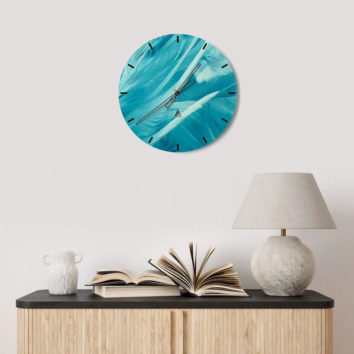 Reloj de pared - Reloj de vidrio - Plumas azules en una toma delicada - 30x30cm - Un manto real  - Decoración de pared moderna para salón, cocina y dormitorio ARTTOR
