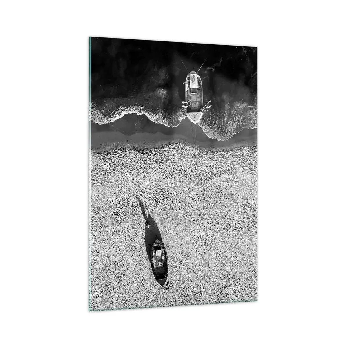 Cuadro sobre vidrio - Impresiones sobre Vidrio - Vista aérea en blanco y negro de barcos en la playa. - 70x100cm - Aún en la orilla... - Decoración de pared moderna para salón y dormitorio ARTTOR