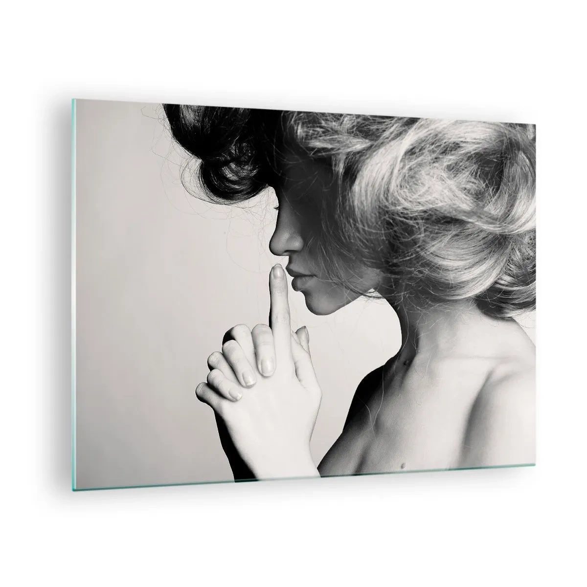 Cuadro sobre vidrio - Impresiones sobre Vidrio - Una mujer en una fotografía en blanco y negro haciendo un gesto de silencio. - 70x50cm - Escucharme a mí misma - Decoración de pared moderna para salón y dormitorio ARTTOR