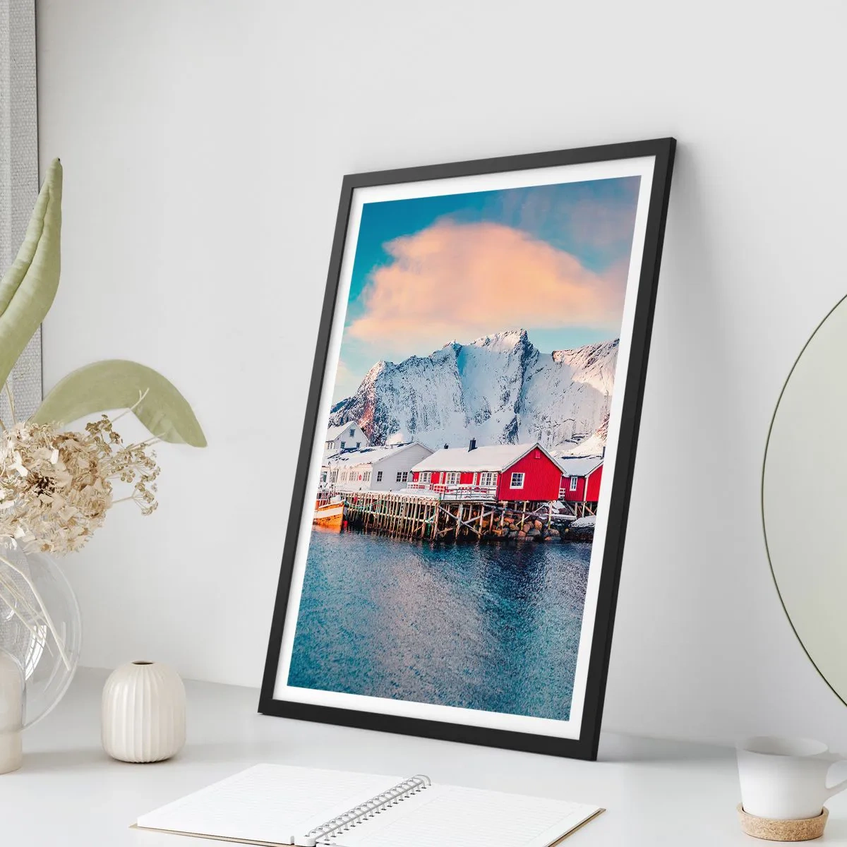 Póster en marco negro - Casas escandinavas con el telón de fondo de montañas nevadas y aguas tranquilas. - 50x70cm - Un retiro en el norte - Decoración de pared moderna para salón y dormitorio ARTTOR