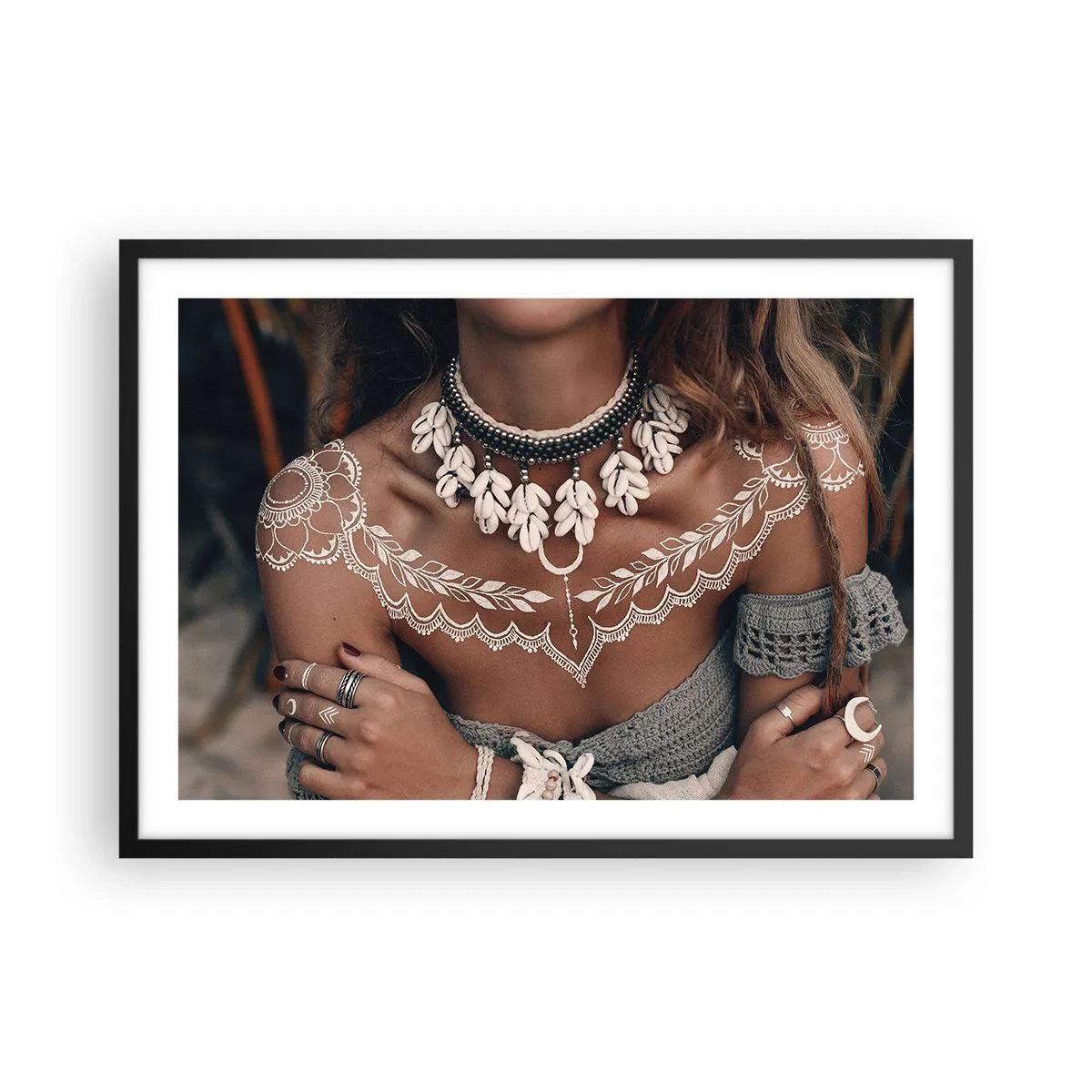Póster en marco negro - Estilo boho con joyas de conchas y patrón de encaje. - 70x50cm - Talismanes, rituales de feminidad - Decoración de pared moderna para salón y dormitorio ARTTOR