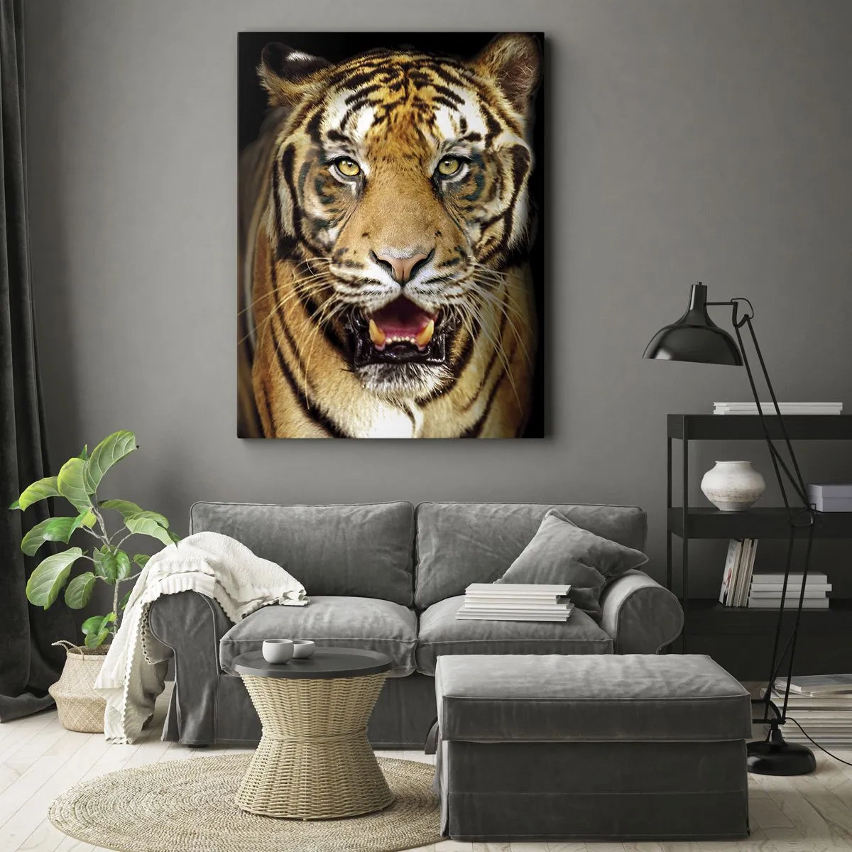 Cuadro sobre lienzo - Impresión de Imagen - Un tigre con la boca abierta sobre un fondo negro. - 80x120cm - Salvaje de corazón - Decoración de pared moderna para salón y dormitorio ARTTOR