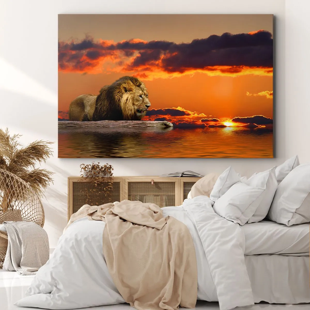Cuadro sobre lienzo - Impresión de Imagen - Un león descansa junto al agua al atardecer con un cielo dramático. - 120x80cm - Rey de la naturaleza - Decoración de pared moderna para salón y dormitorio ARTTOR