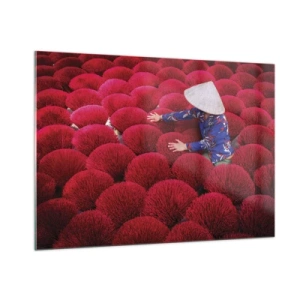 Cuadro sobre vidrio - Impresiones sobre Vidrio - Un trabajador entre varillas de incienso rojas sobre un fondo estampado. - 100x70cm - En un campo de arroz - Decoración de pared moderna para salón y dormitorio ARTTOR