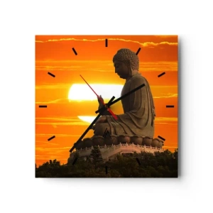 Reloj de pared - Reloj de vidrio - Una estatua budista con el telón de fondo de una puesta de sol naranja. - 30x30cm - Sin miedo al mundo - Decoración de pared moderna para salón y dormitorio ARTTOR