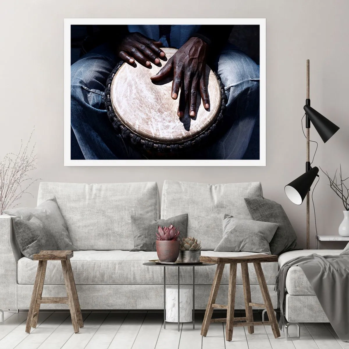 Póster - Manos tocando un tambor djembé en una composición dinámica - 100x70cm - Vive a tu ritmo - Decoración de pared moderna para salón y dormitorio ARTTOR