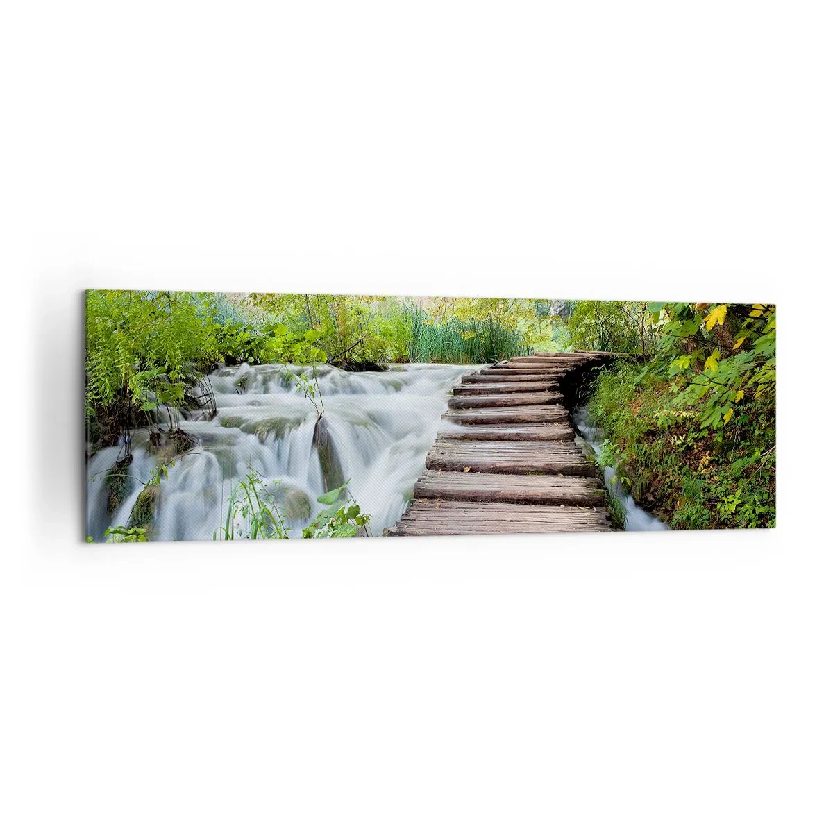 Cuadro sobre lienzo - Impresión de Imagen - Un puente de madera sobre una cascada rodeado de un exuberante bosque verde. - 160x50cm - No es agua silenciosa en absoluto - Decoración de pared moderna para salón y dormitorio ARTTOR