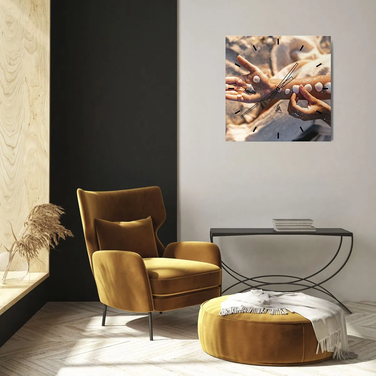 Reloj de pared - Reloj de vidrio - Manos con conchas marinas dispuestas sobre el fondo de arena. - 30x30cm - La belleza al alcance de la mano - Decoración de pared moderna para salón y dormitorio ARTTOR