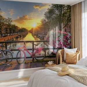 Fotomural Premium Sand - Puente sobre el canal con bicicletas al atardecer - 100x70cm - Mañana de primavera en Ámsterdam - Decoración de pared moderna para salón y dormitorio ARTTOR