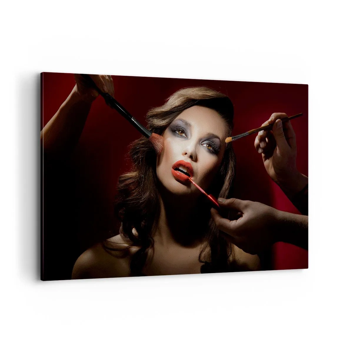 Cuadro sobre lienzo - Impresión de Imagen - Retrato elegante de una mujer maquillándose sobre un fondo oscuro. - 120x80cm - Hermoso y de ensueño - Decoración de pared moderna para salón y dormitorio ARTTOR