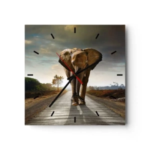 Reloj de pared - Reloj de vidrio - Un elefante caminando por una carretera a través de un paisaje al atardecer. - 30x30cm - Y para nada en un almacén de porcelana - Decoración de pared moderna para salón y dormitorio ARTTOR
