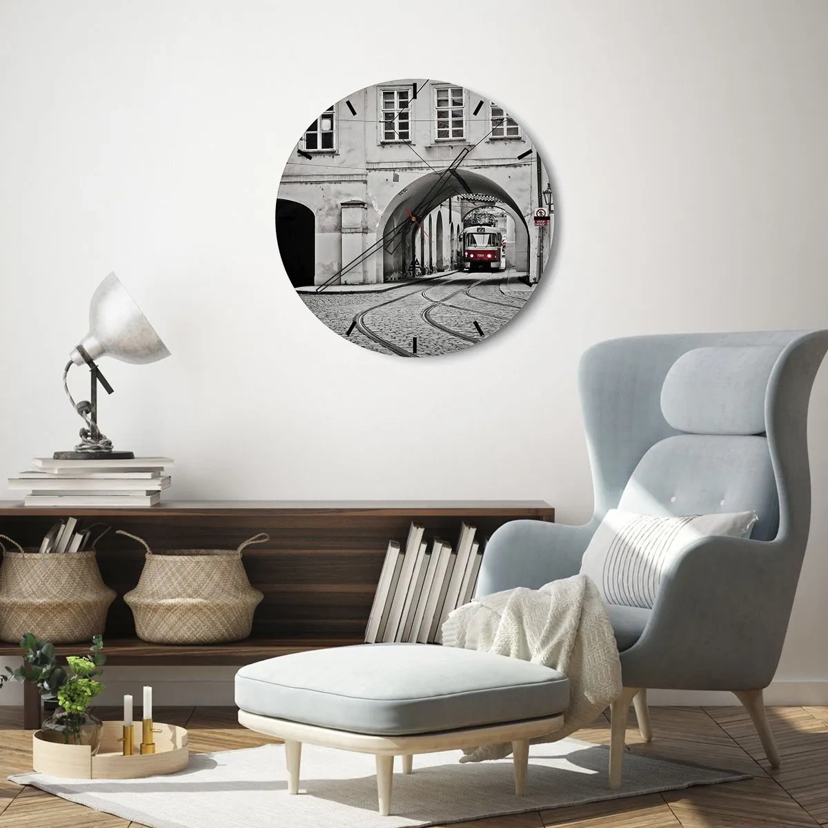 Reloj de pared - Reloj de vidrio - Un tranvía pasando por un arco de estilo monocromático. - 30x30cm - A través del laberinto urbano - Decoración de pared moderna para salón, cocina y dormitorio ARTTOR