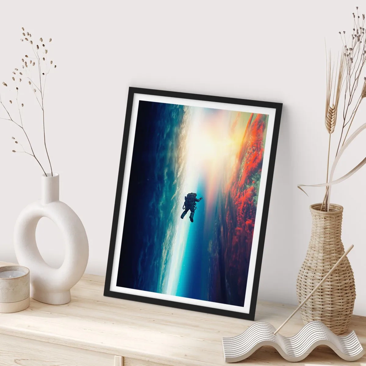 Póster en marco negro - Astronauta en el espacio con la Tierra y el Sol al fondo. - 50x70cm - Enfrentarse al universo - Decoración de pared moderna para salón y dormitorio ARTTOR