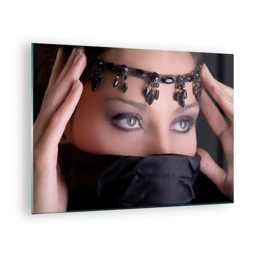 Cuadro sobre vidrio - Impresiones sobre Vidrio - Un rostro de mujer con una tiara adornada y una mirada intensa. - 70x50cm - Tentador misterio oriental - Decoración de pared moderna para salón y dormitorio ARTTOR