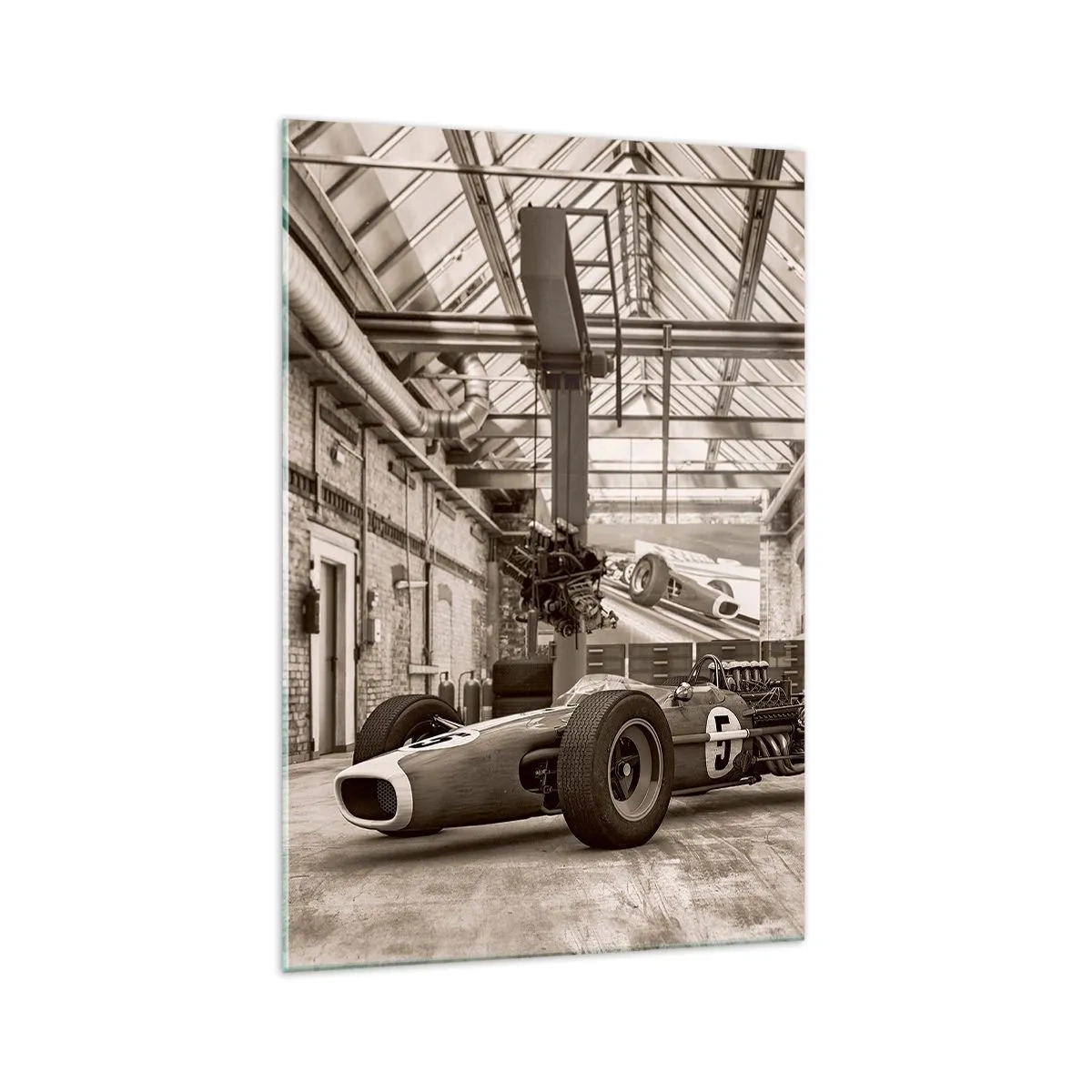 Cuadro sobre vidrio - Impresiones sobre Vidrio - Coche de carreras en blanco y negro en un interior industrial. - 70x100cm - El descanso del vencedor - Decoración de pared moderna para salón y dormitorio ARTTOR