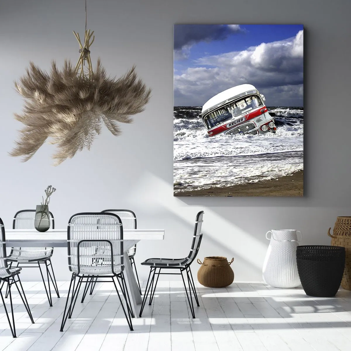 Cuadro sobre lienzo - Impresión de Imagen - Un autobús hundido en la playa en medio de olas y mares agitados - 70x100cm - ¿Y qué te sorprende? - Decoración de pared moderna para salón y dormitorio ARTTOR
