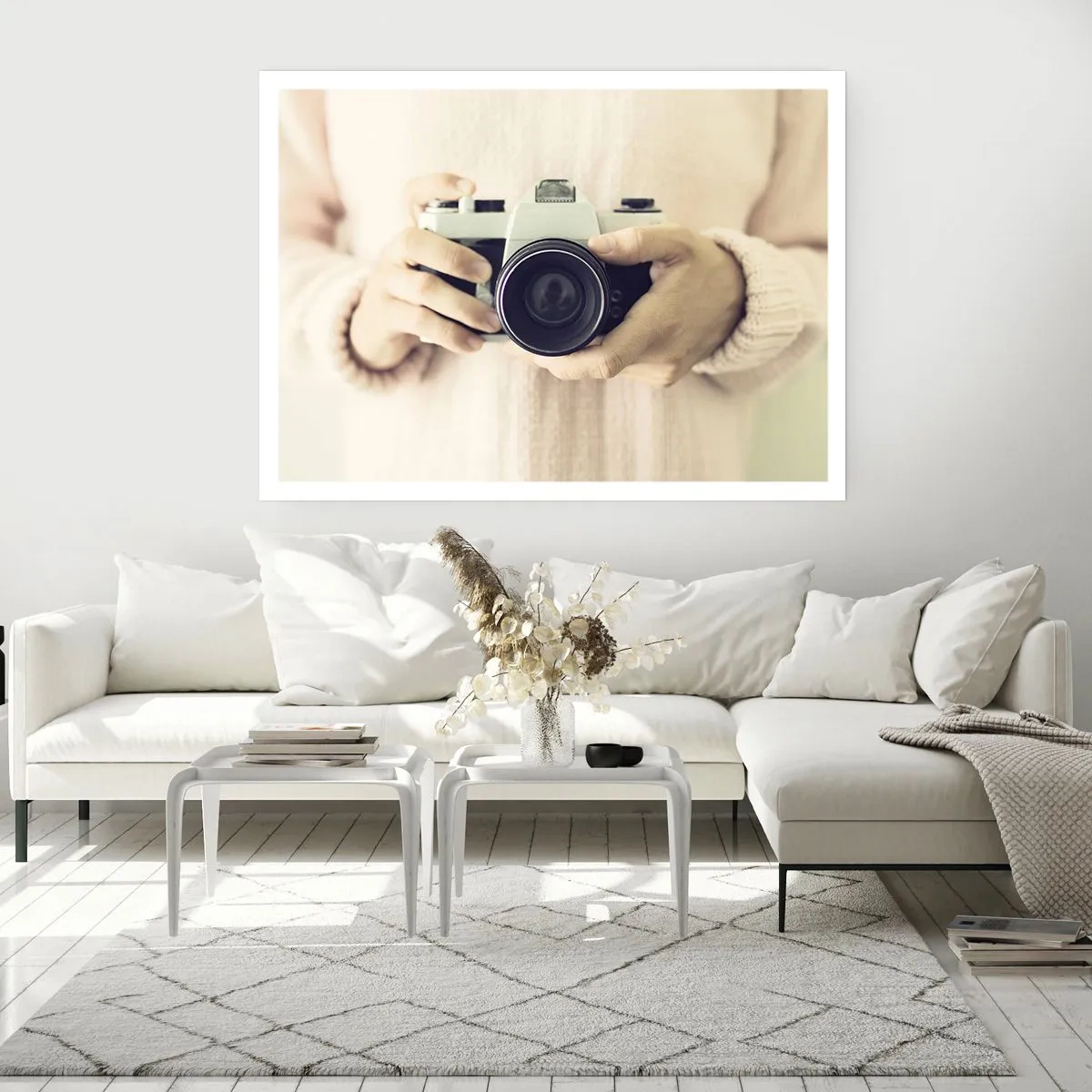 Póster - Cámara retro sostenida en las manos contra un fondo claro - 100x70cm - Una visión diferente - Decoración de pared moderna para salón y dormitorio ARTTOR