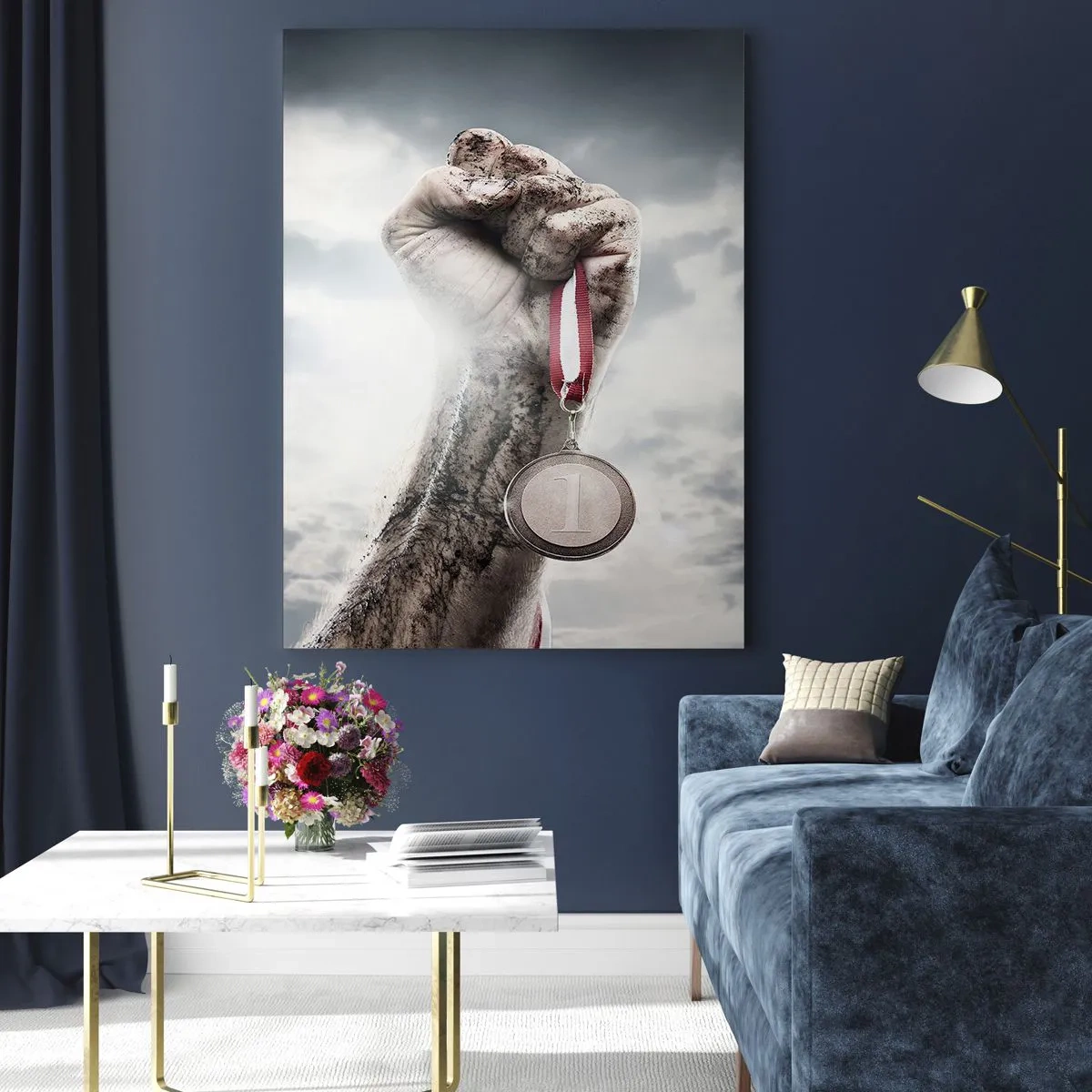 Cuadro sobre vidrio - Impresiones sobre Vidrio - Una mano levantada con una medalla contra un cielo nublado. - 70x100cm - Per aspera ad astra - Decoración de pared moderna para salón y dormitorio ARTTOR