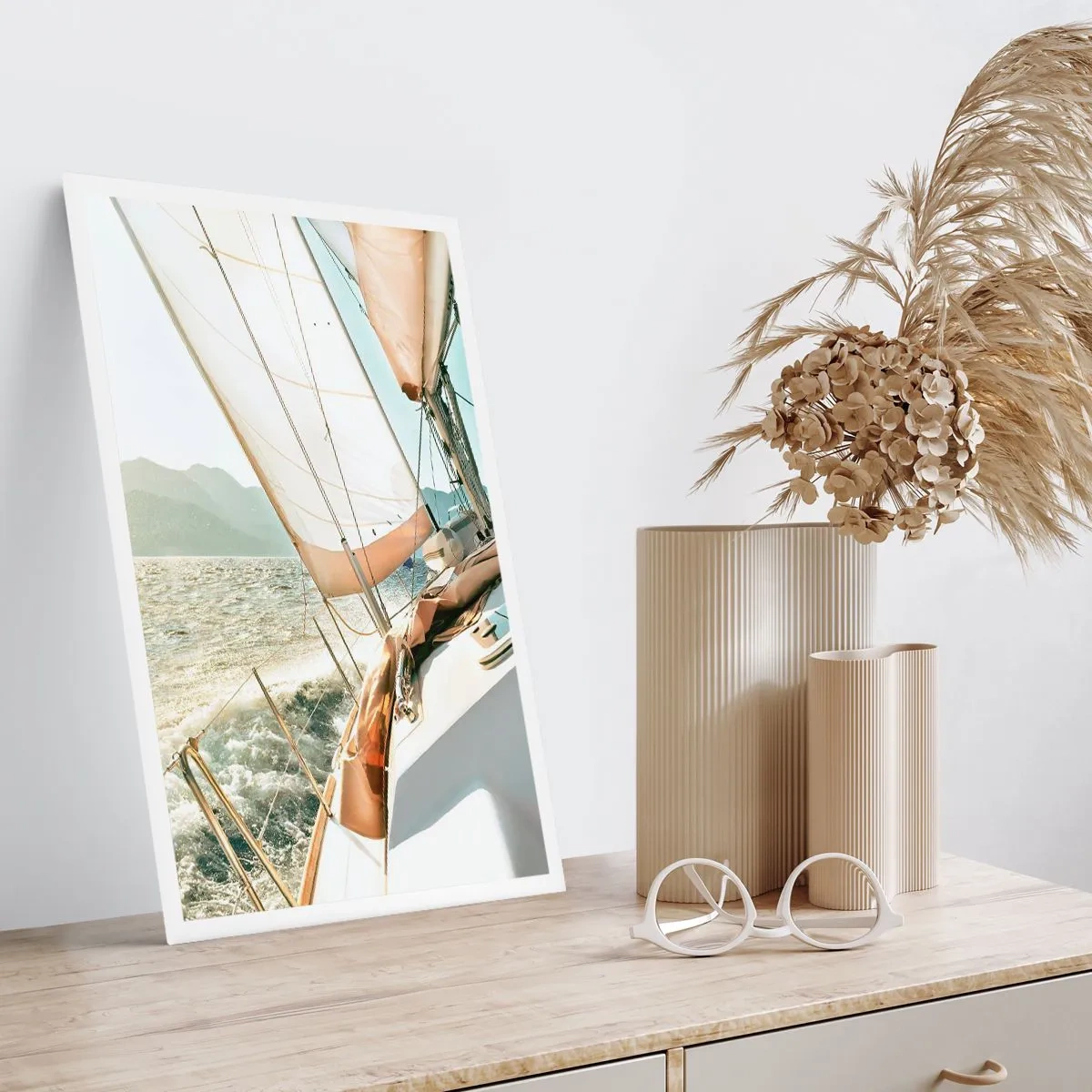 Póster - Un yate a toda vela en mar abierto bajo el sol. - 50x70cm - A toda vela - Decoración de pared moderna para salón y dormitorio ARTTOR